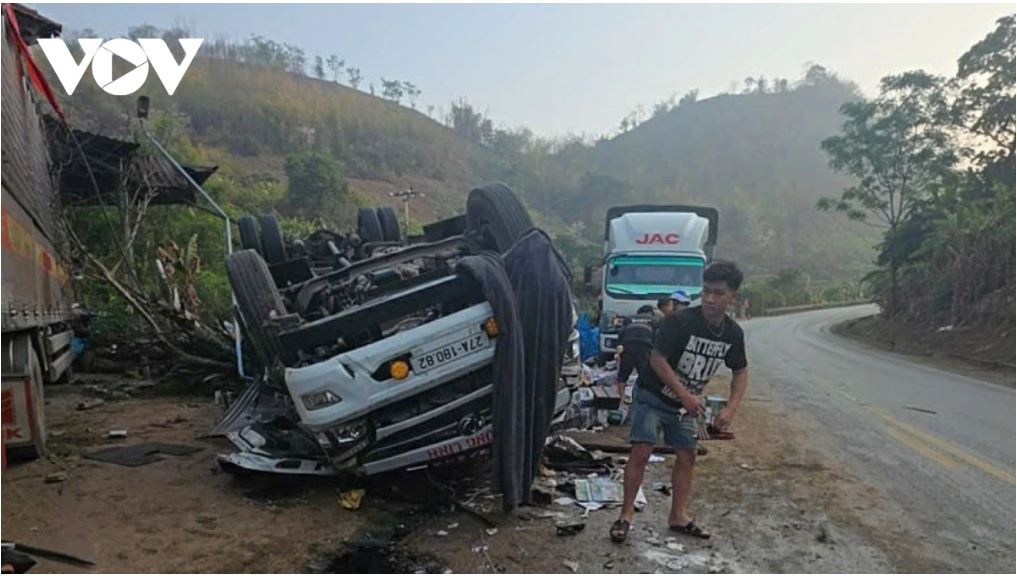 Xe tải mất lái trên Quốc lộ 6 làm 3 người bị thương