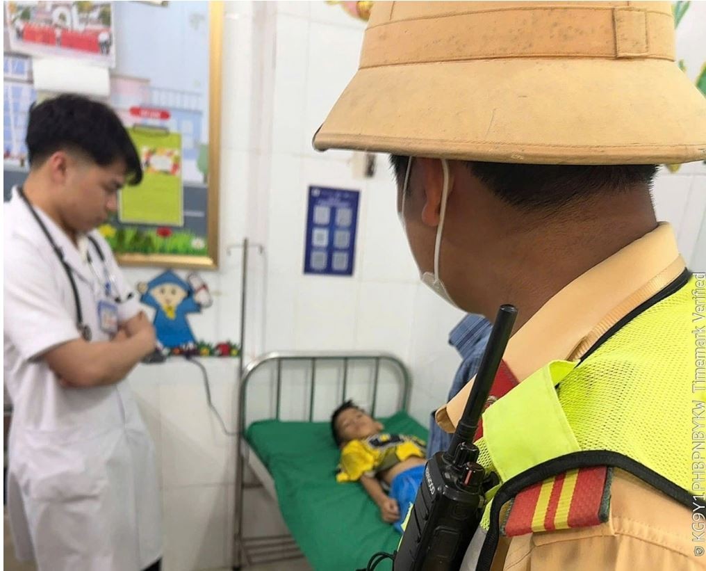 CSGT Nghệ An kịp thời dẫn đường, hỗ trợ đưa cháu bé nguy kịch đi cấp cứu