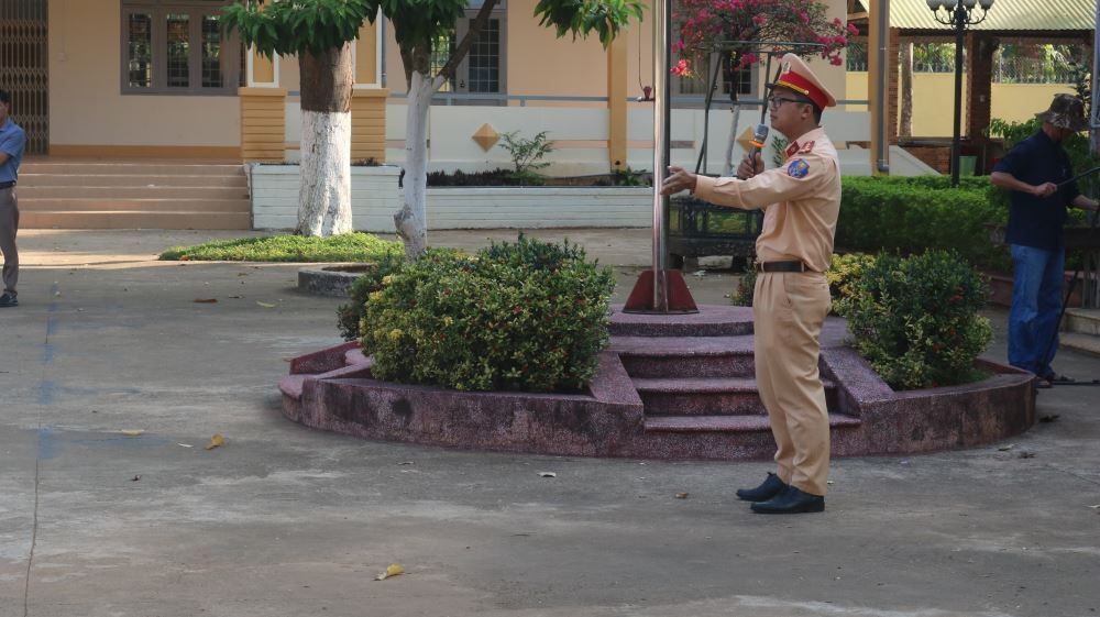 Lâm Đồng: Tuyên truyền pháp luật và hướng dẫn lái xe an toàn cho học sinh THPT Phan Bội Châu tại xã Nam Dong
