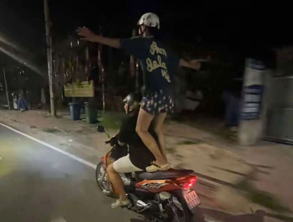 Xử phạt 2 nam sinh lớp 11 làm xiếc trên xe máy để quay tiktok ở TP.HCM