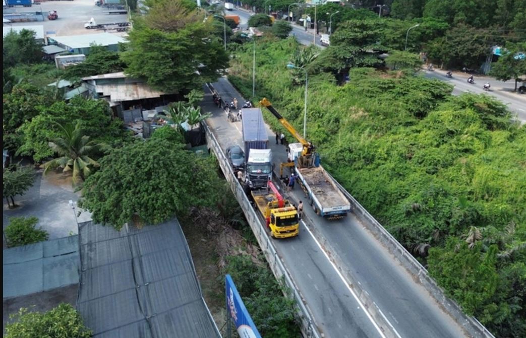 TPHCM: Tai nạn trên đường Võ Chí Công, CSGT nỗ lực giải toả ùn ứ