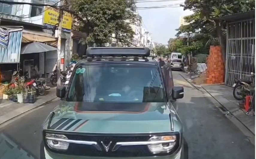 Nam tài xế đi ngược chiều, bỏ xe khi bị chặn đối mặt mức phạt thế nào?