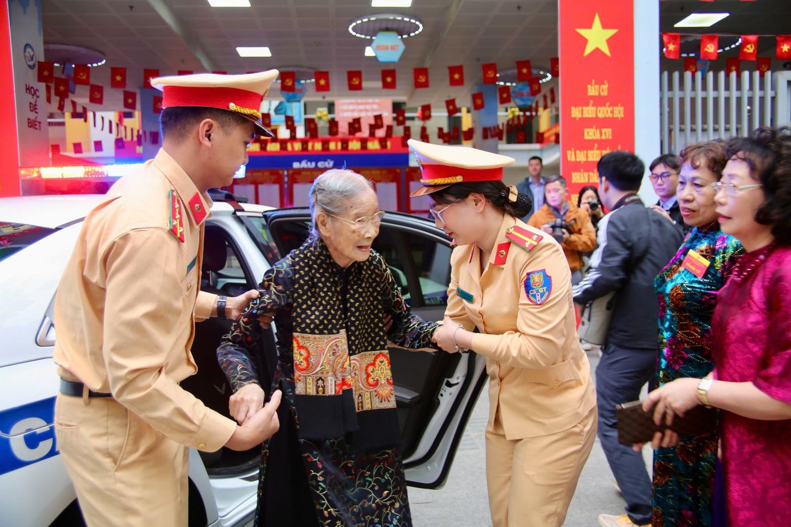 Chính phủ chỉ đạo tăng cường công tác vận tải, đảm bảo ATGT dịp nghỉ Lễ 30/4-01/5