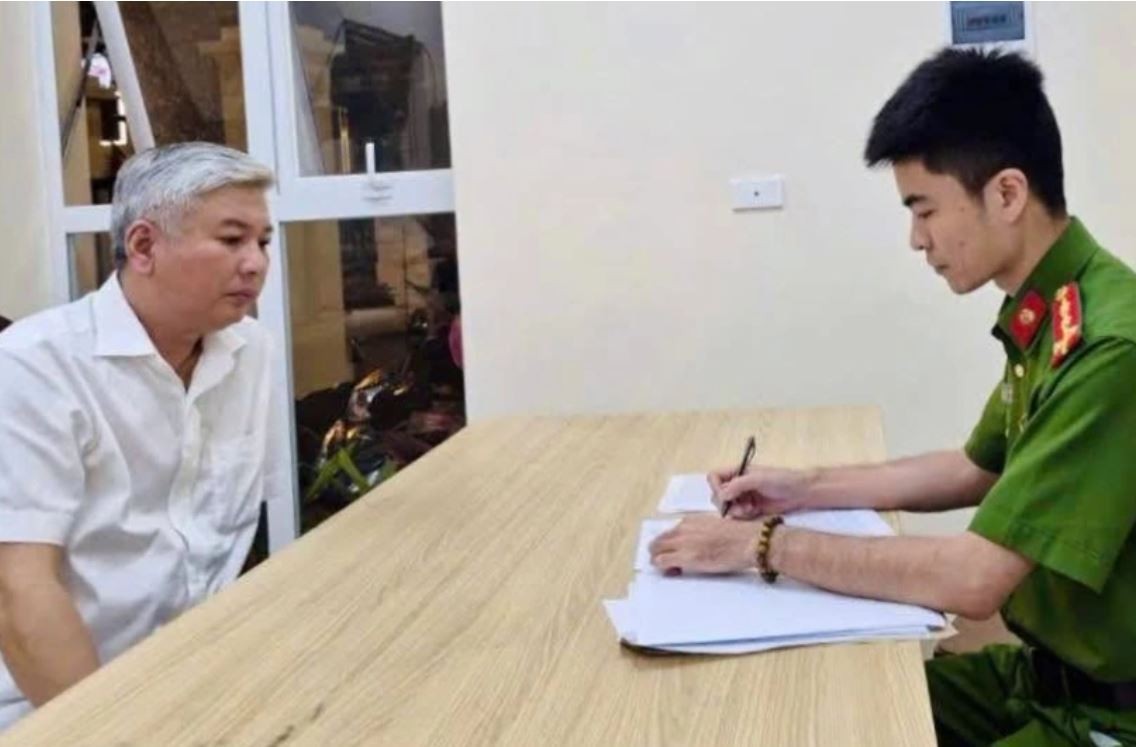 Tạm giữ đối tượng lái xe có nồng độ cồn, hành hung tài xế khác ở Hà Nội