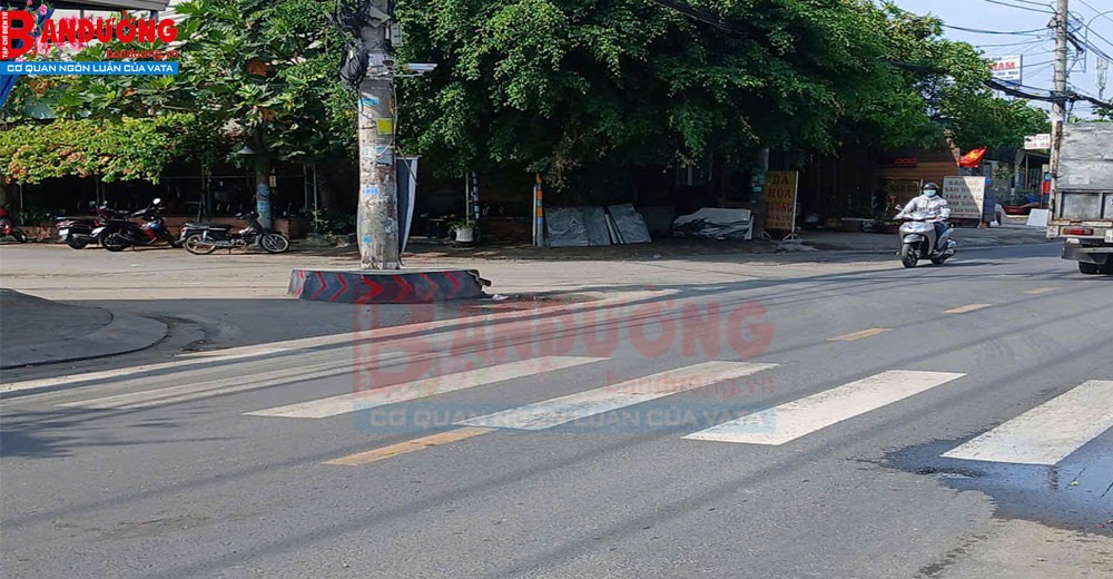 Thành phố Hồ Chí Minh: Cột điện giữa ngã năm Tam Bình chậm di dời, rủi ro giao thông hiện hữu.