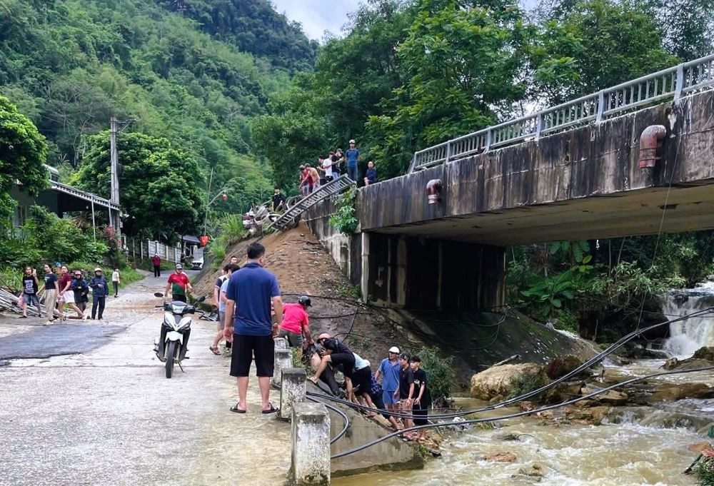Thanh Hoá: Xe ô tô chở dầu mất phanh lao dốc, tài xế văng ra ngoài tử vong