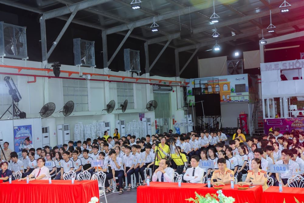 Thành phố Hồ Chí Minh: THPT Hồng Hà tập huấn kỹ năng lái xe an toàn cho học sinh