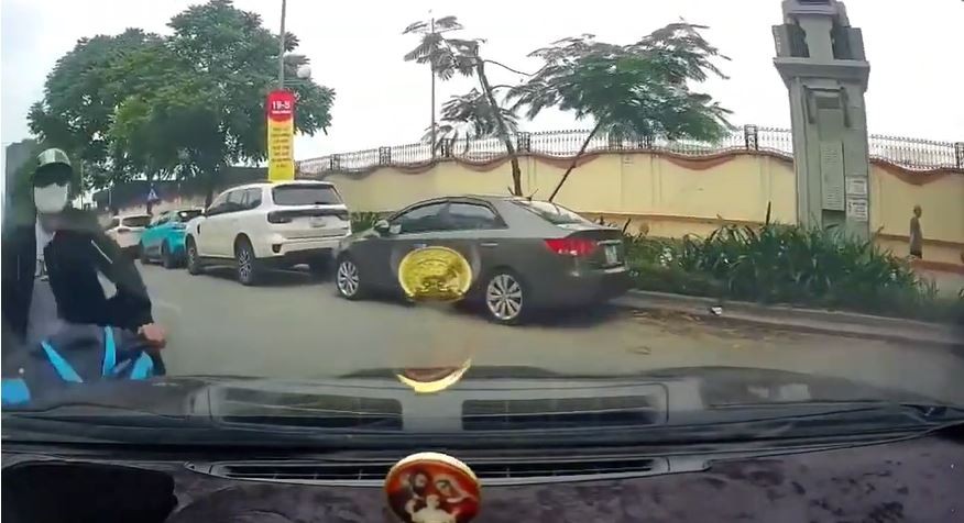 Ô tô từ ngõ ra bị xe máy đâm vỡ kính, ai sai?