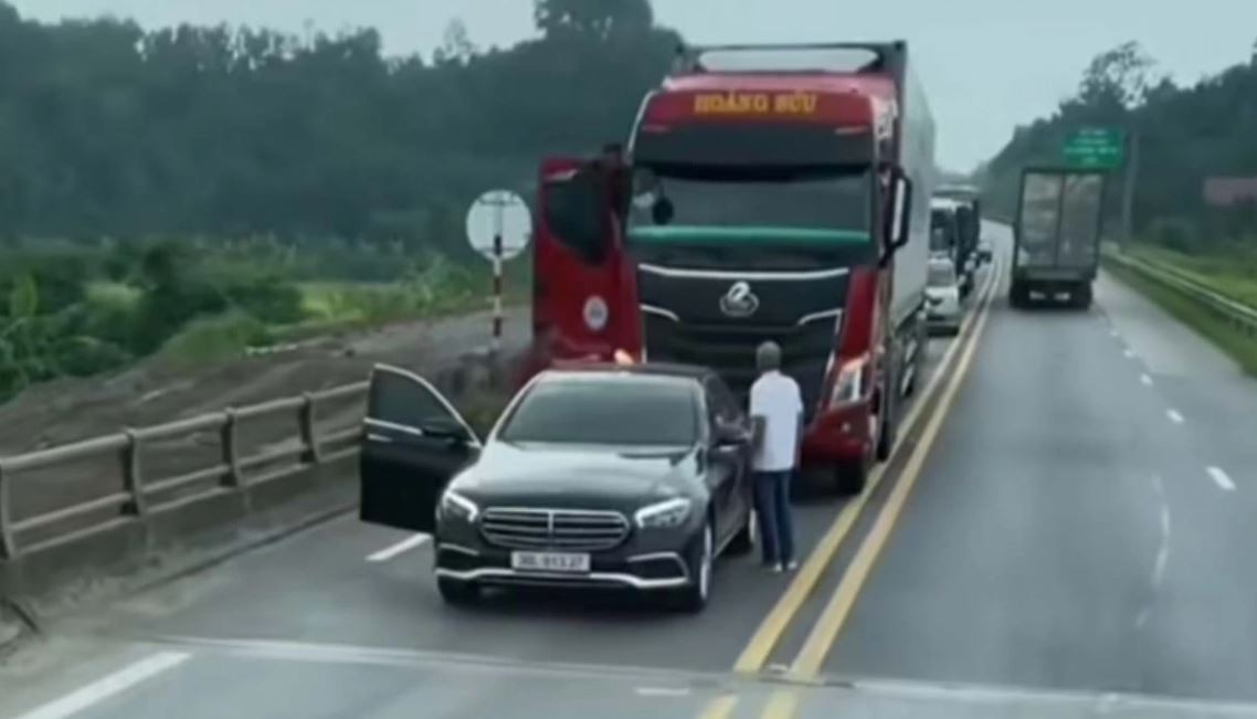 Bị nháy đèn xin vượt, tài xế dừng xe giữa cao tốc để tranh cãi, nhận cái kết đắng
