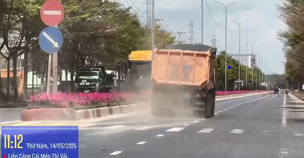 Xe ben chở đất đá rơi vãi trên đường liên cảng Cái Mép (TP.HCM): Hiểm họa TNGT rình rập