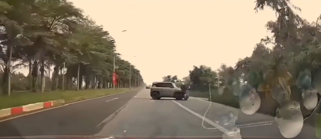 Pha mất lái đâm xe máy khó tin của ô tô khi quay đầu, tài xế cần kỹ năng gì?