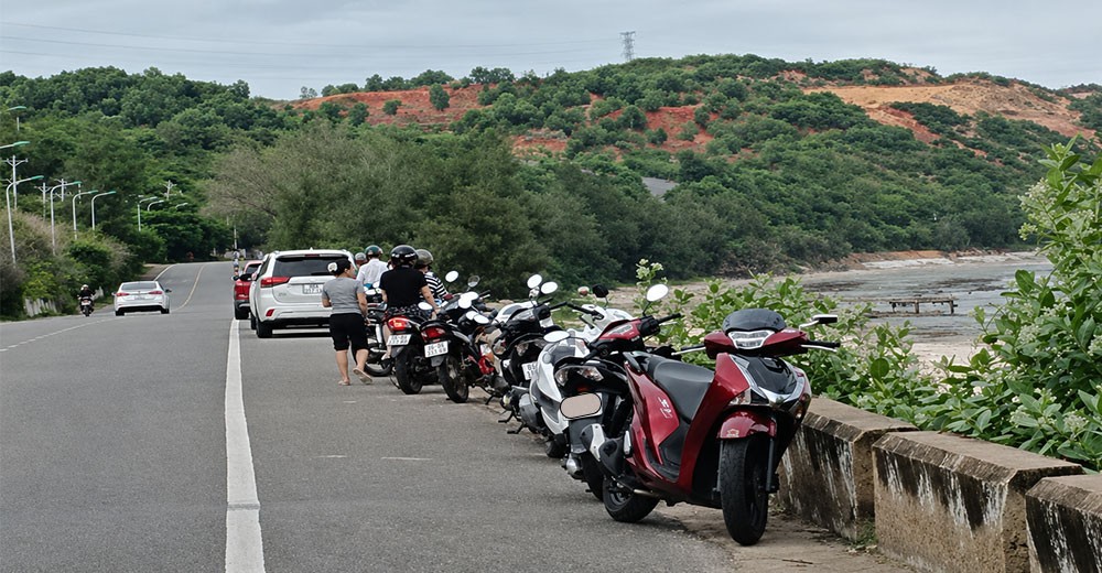 Nguy cơ mất an toàn giao thông trên dốc dài Phan Thiết vì người dân tập trung chụp ảnh ven đường