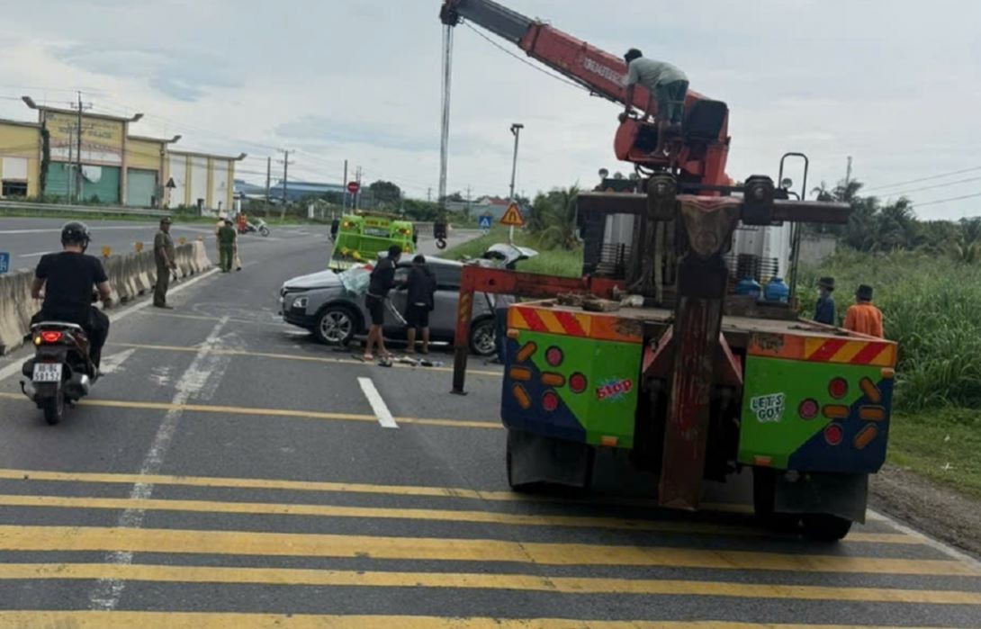 Xe ô tô leo dải phân cách lật nghiêng giữa đường ở Lâm Đồng