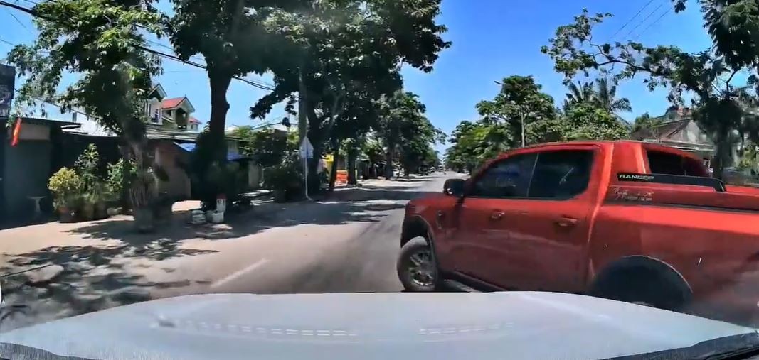 Ô tô bất ngờ quay đầu khi gặp CSGT, đối mặt mức xử phạt thế nào?