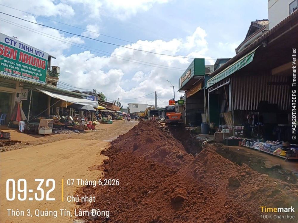 Lâm Đồng: Công trường thi công giữa chợ và nỗi lo của người dân đi qua đây