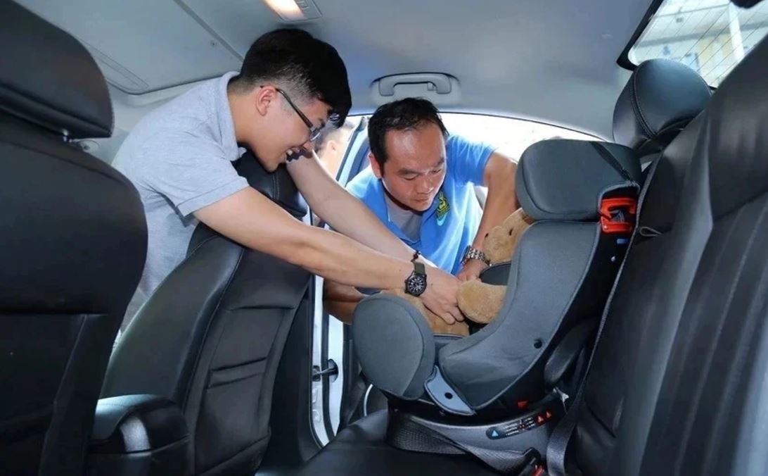 Muốn lắp ghế ô tô cho con, phụ huynh phải tuân thủ quy chuẩn nào?