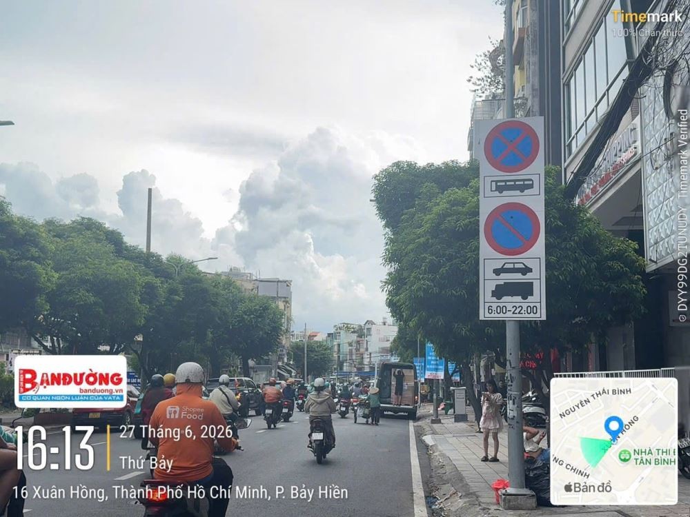 TP.HCM: Bất chấp biển cấm, xe khách vẫn đón trả khách trên đường Xuân Hồng