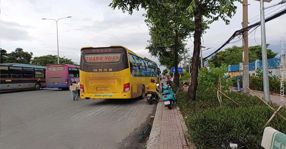 Phường Đông Hưng Thuận - Tp.HCM: Xuất hiện nhiều xe chở khách dừng đón khách tại đường có biển cấm