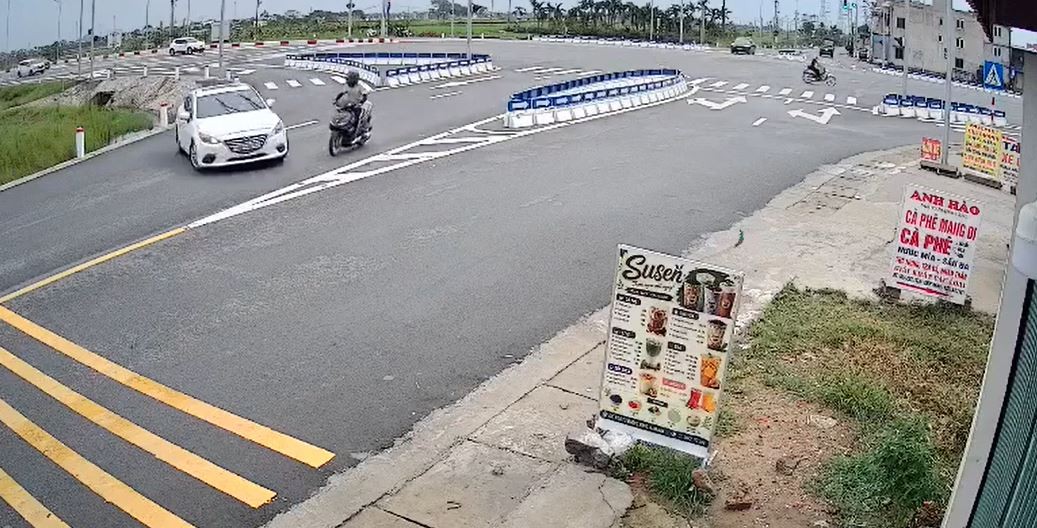 Ô tô trả giá đắt vì trốn đèn đỏ, quay đầu đường cấm gây tai nạn với xe máy
