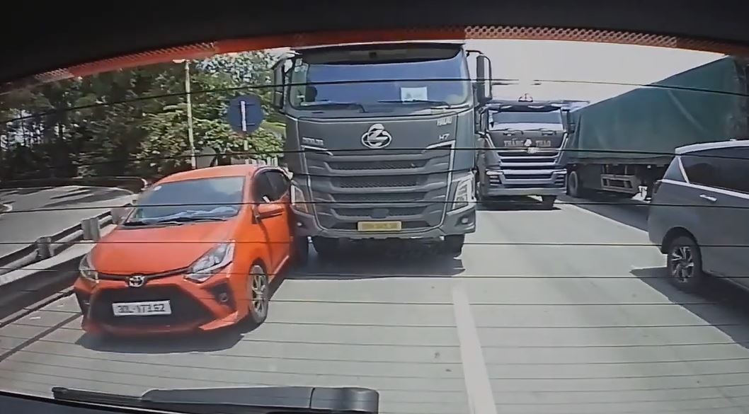 Tư duy “điền vào chỗ trống“ từ xe máy lên ô tô khiến tài xế trả giá đắt