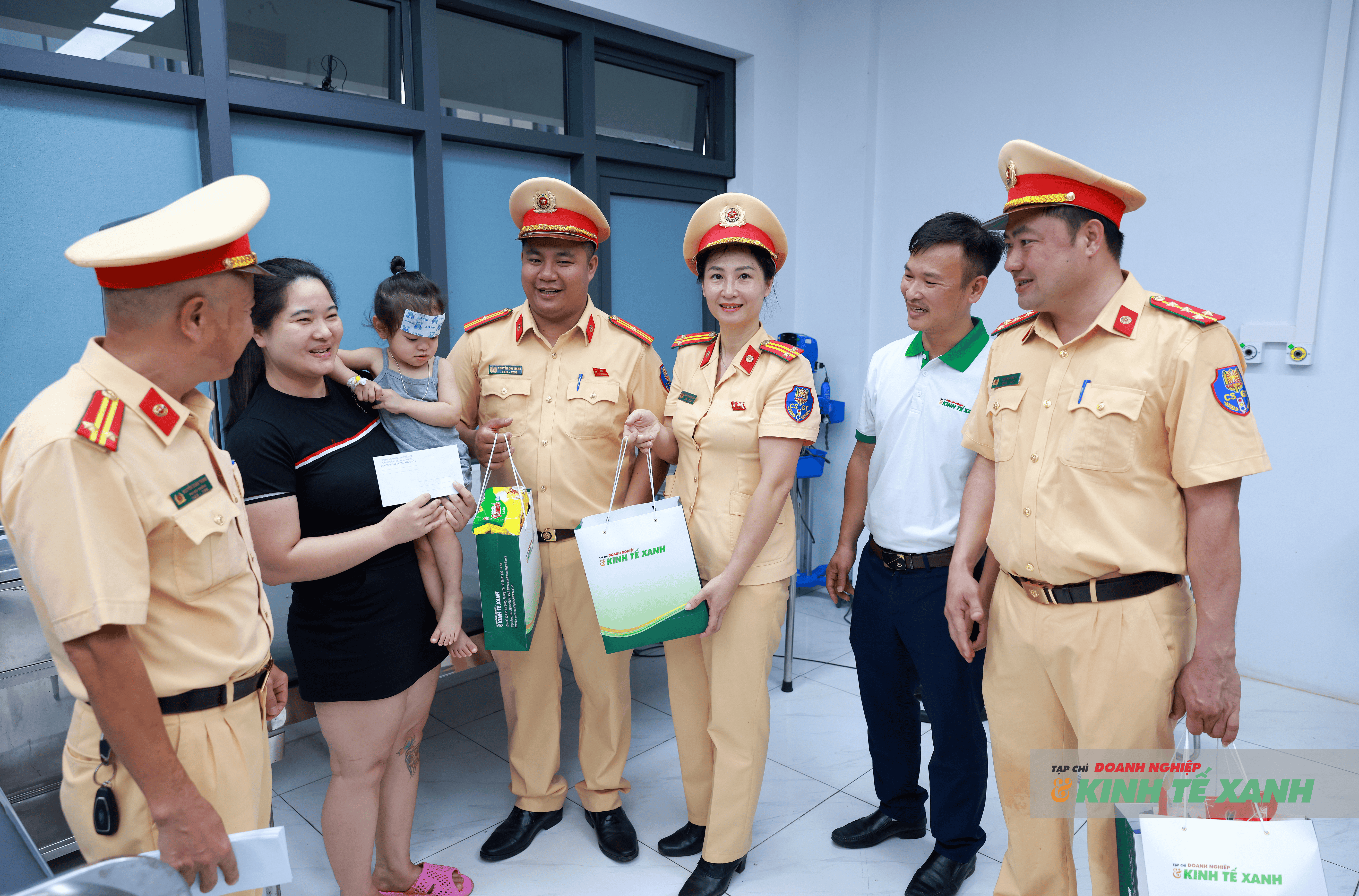 Trao yêu thương đến bệnh nhi nhân kỷ niệm 81 năm Ngày truyền thống Công an nhân dân