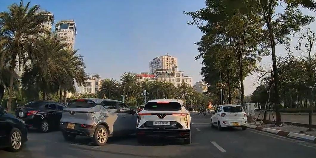 Ô tô va chạm khi nhập làn, tài xế nhận bài học đắt giá