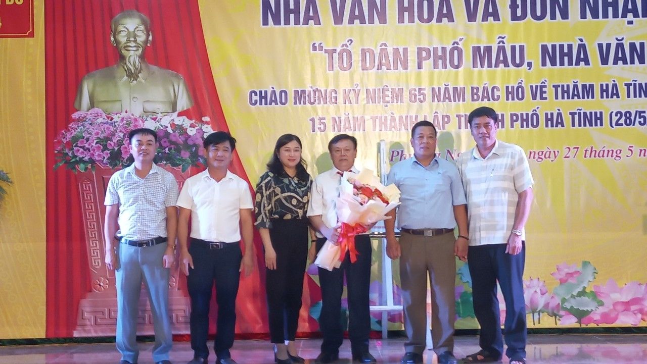 Hà Tĩnh: Tổ dân phố 4 phường Nguyễn Du đón nhận danh hiệu “Tổ dân phố mẫu”, “Nhà văn hóa mẫu”