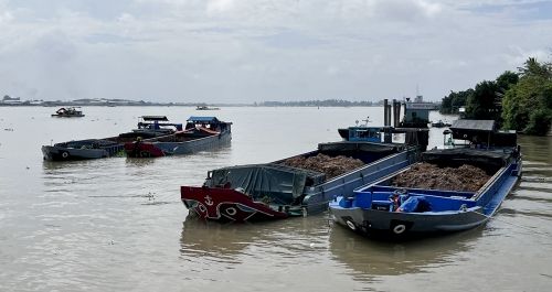 An Giang: Bắt quả tang nhiều sà lan và ghe sắt vận chuyển đất trái phép số lượng lớn