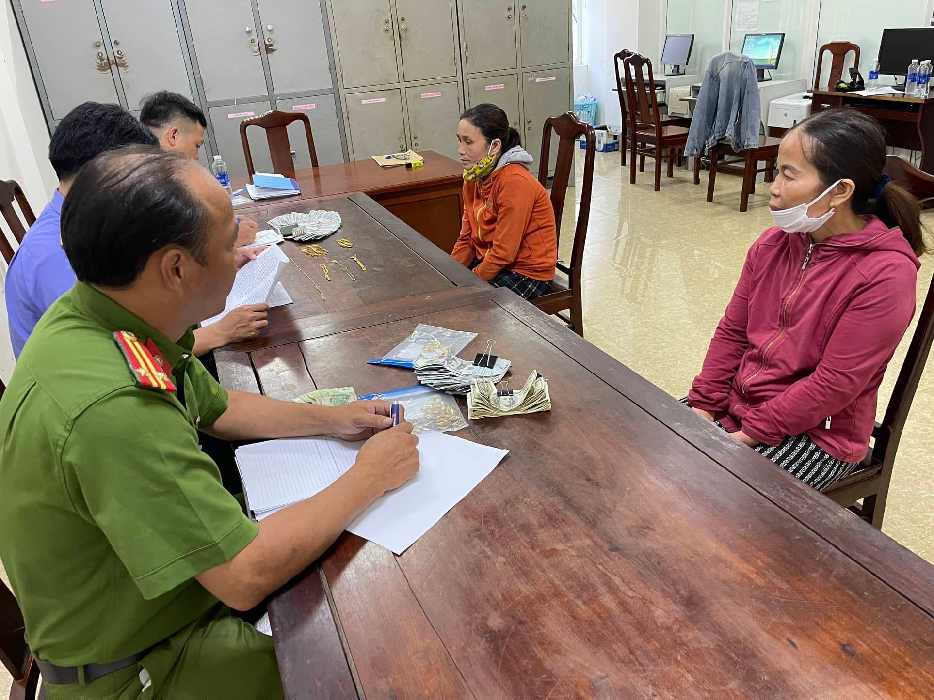 Thừa Thiên Huế: Bắt 02 phụ nữ giả mua lá chuối để “cuỗm” hơn 20.000 USD