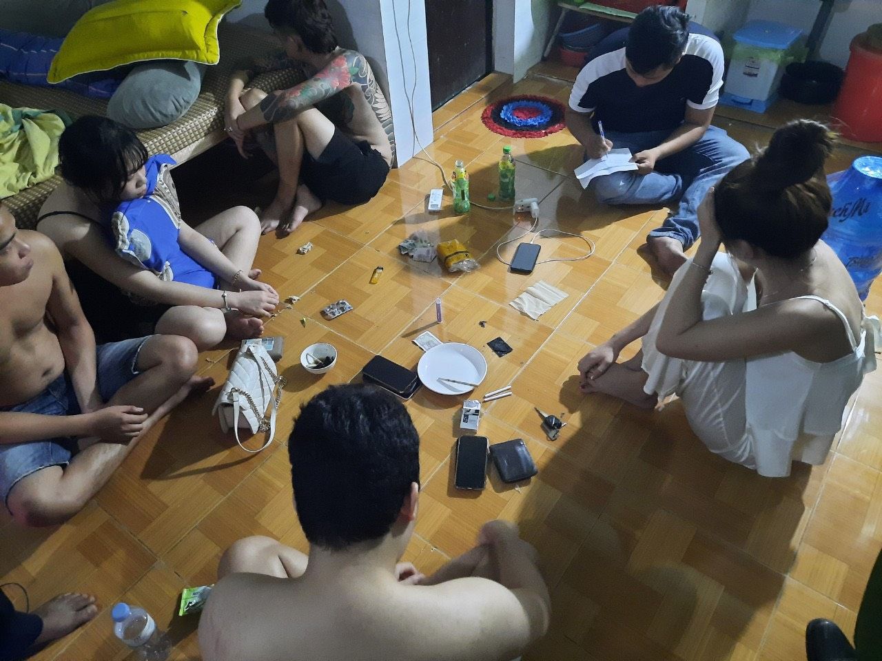 Thừa Thiên Huế: Bắt giữ 05 đối tượng đang “phê” ma túy tại phòng trọ