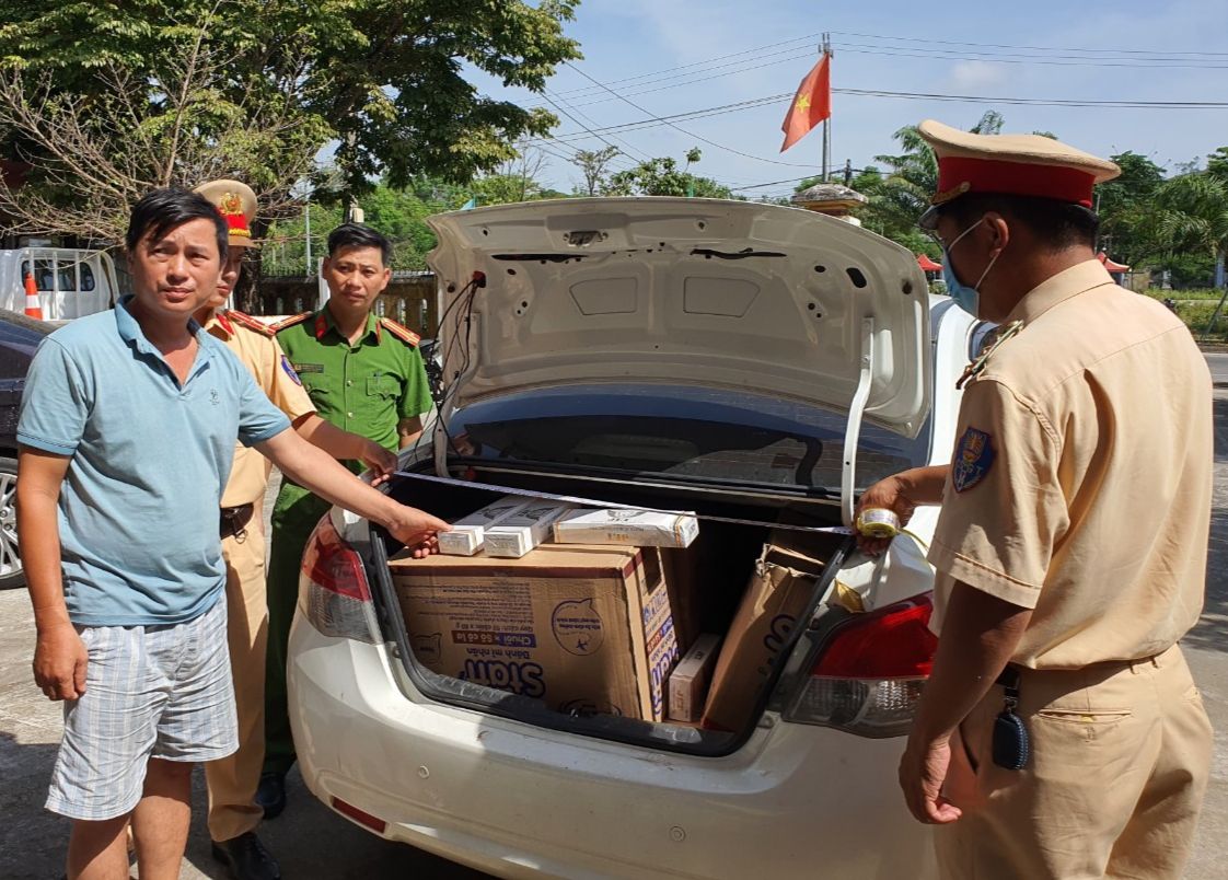 Thừa Thiên Huế: Phát hiện 6.500 gói thuốc lá nhập lậu trên xe ô tô