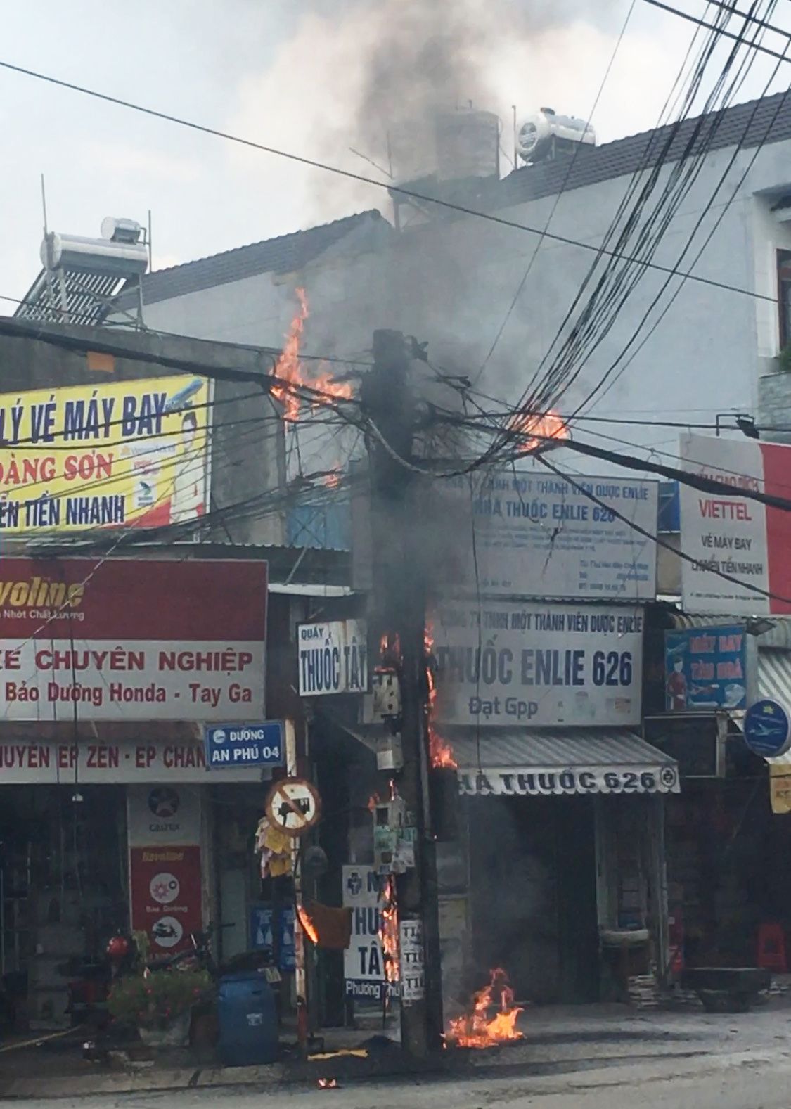 TP. Thuận An: Cháy lớn tại cột điện khiến cho các phương tiện tham gia giao thông hỗ loạn