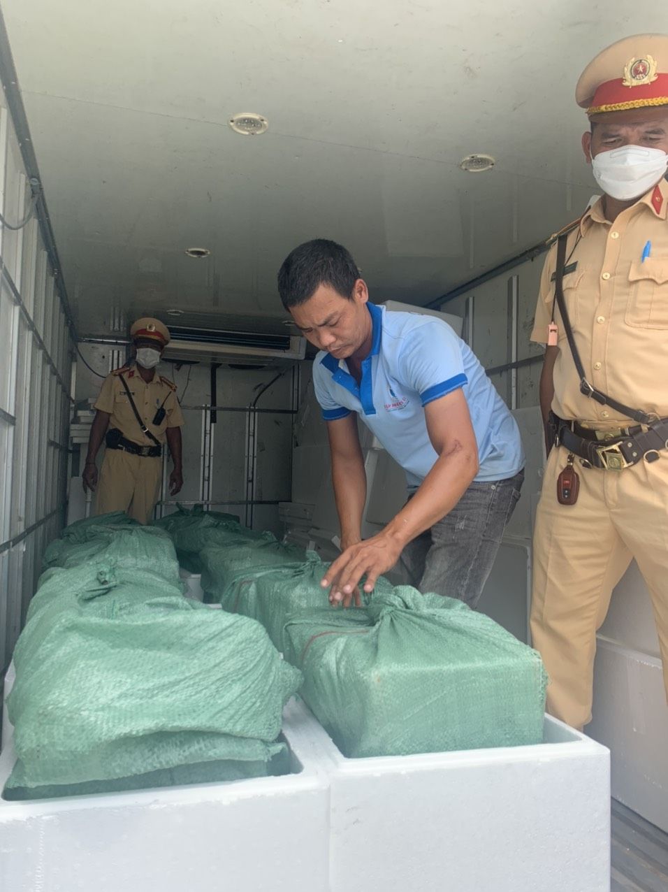 Thừa Thiên Huế: Bắt giữ 6.000 gói thuốc lá Jet lậu