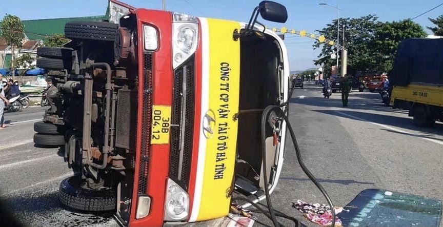 Hà Tĩnh: Xe buýt và xe đầu kéo xảy ra va chạm, 12 hành khách phải nhập viện