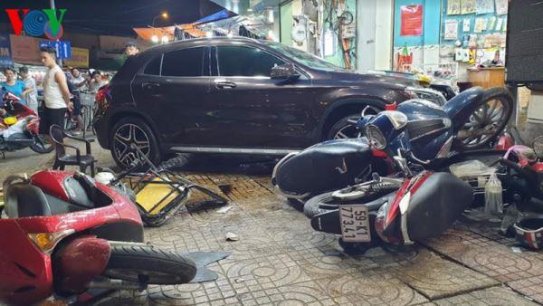 Kinh hãi cảnh người, xe máy la liệt vì bị nữ tài xế lái Mercedes tông