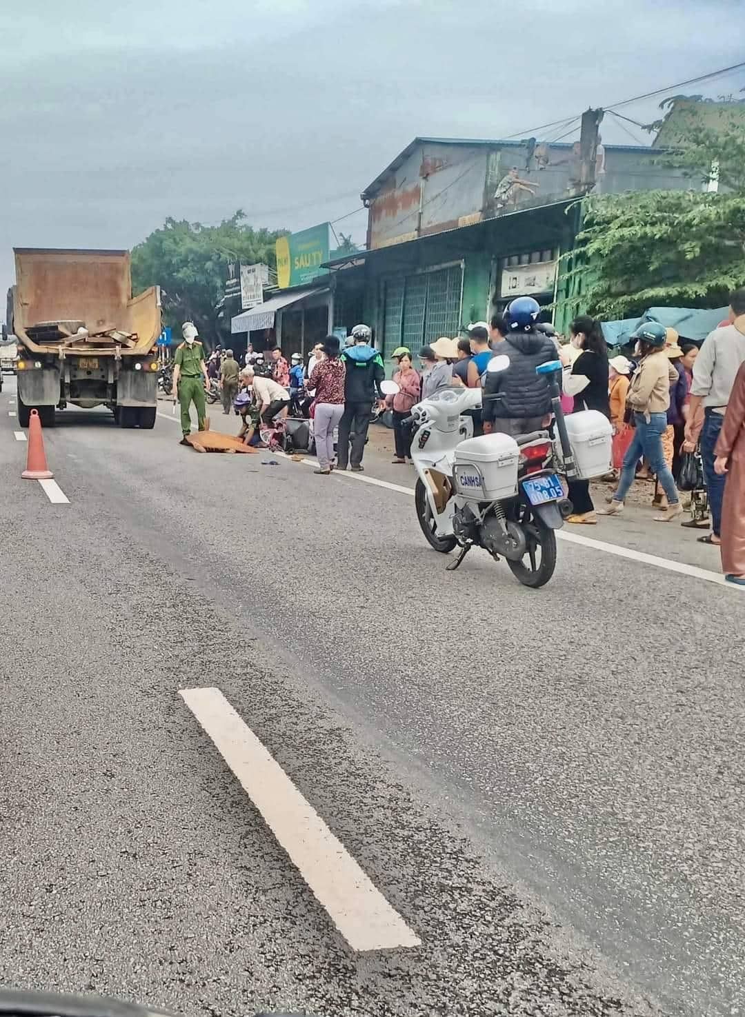 Thừa Thiên Huế: Xe máy va chạm xe tải, một người tử vong