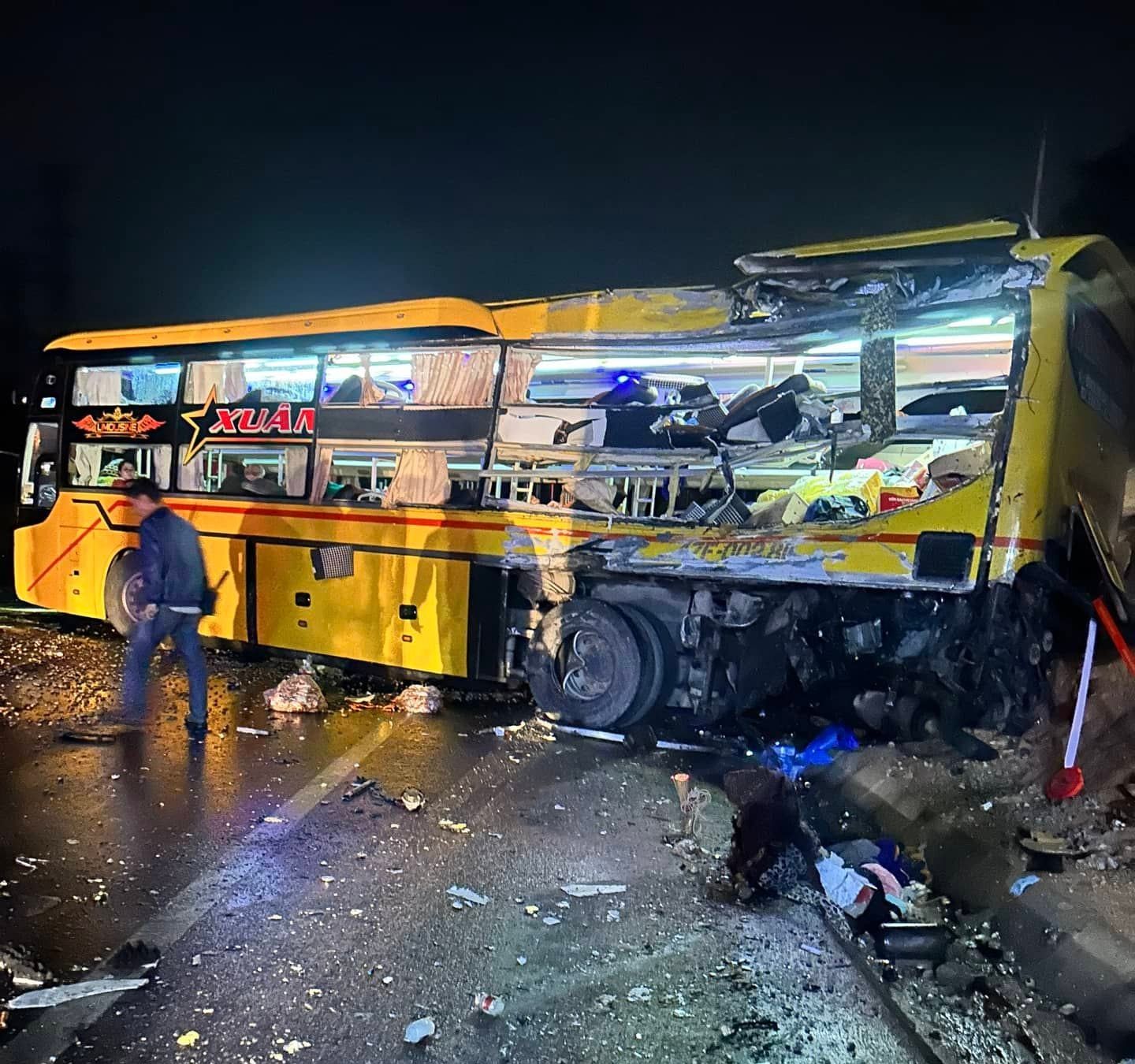 Thừa Thiên Huế: Xe tải va chạm xe khách, 15 người thương vong