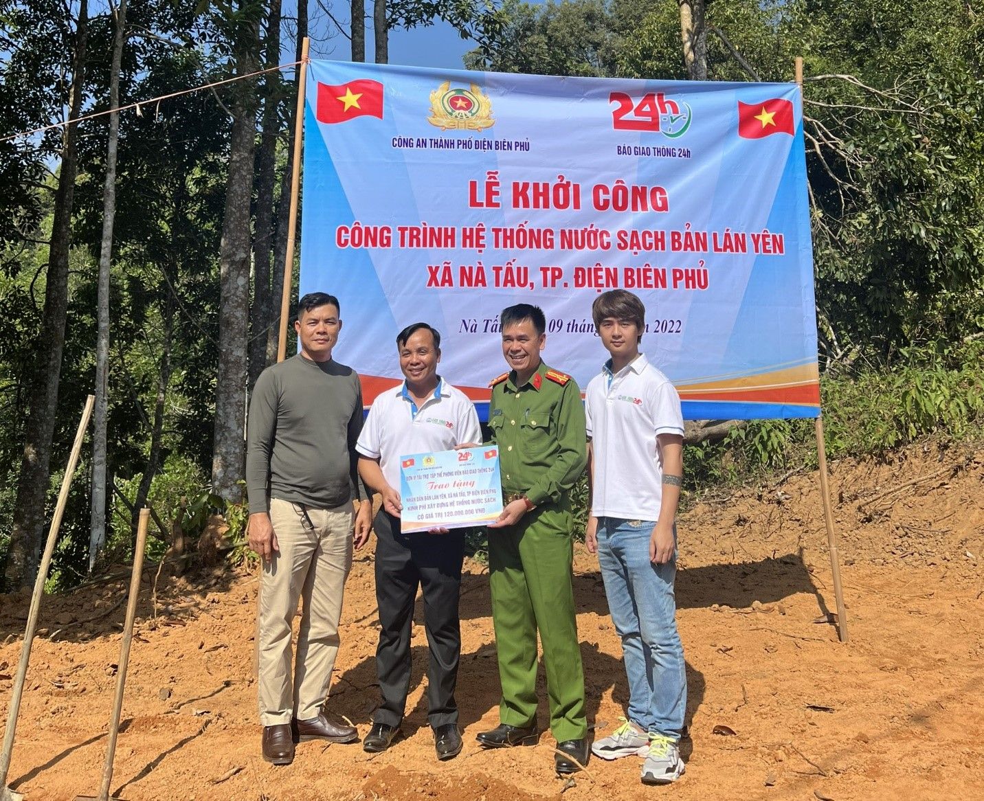 Trao tặng công trình nước sạch cho người dân vùng cao Điện Biên 
