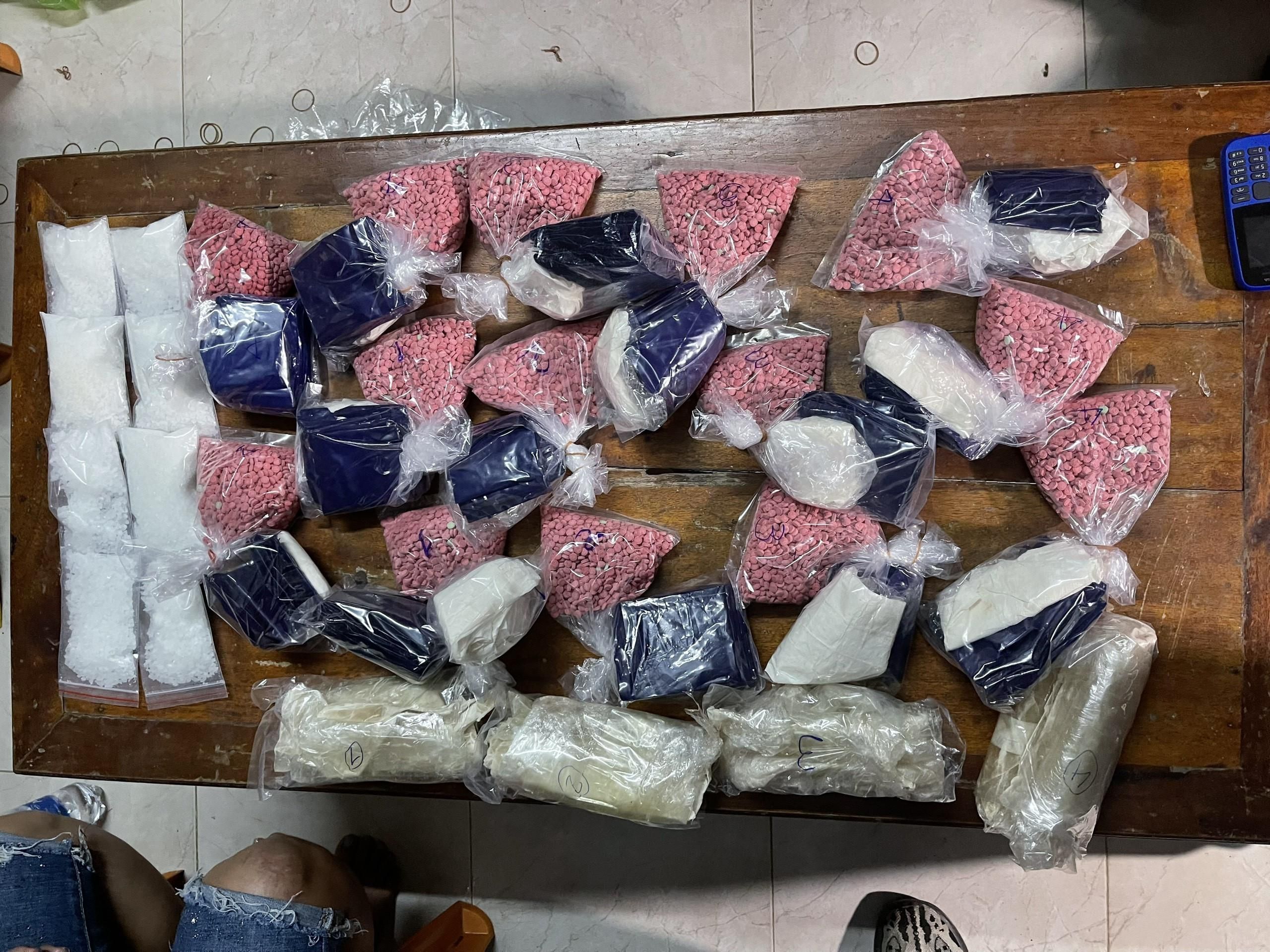 Thừa Thiên Huế: Triệt phá đường dây mua bán gần 5kg ma túy, thu giữ 1 khẩu súng