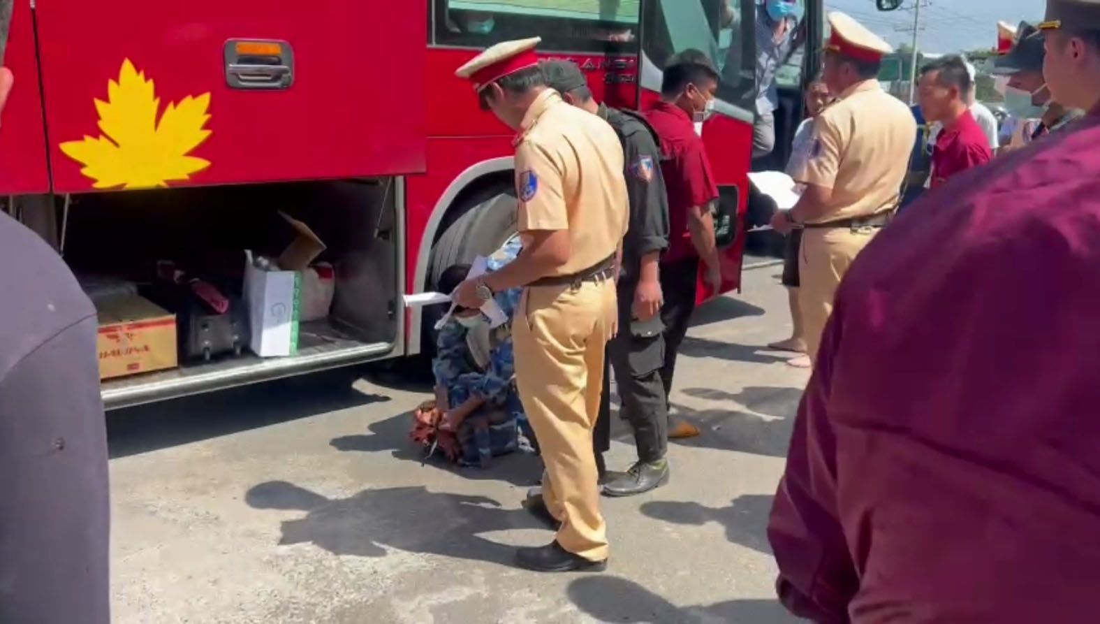 Đồng Nai: Đội tuần tra Phòng Cảnh sát Giao thông rượt đuổi, chặn bắt một xe khách chở hàng hóa nghi vấn trên Quốc lộ 1A