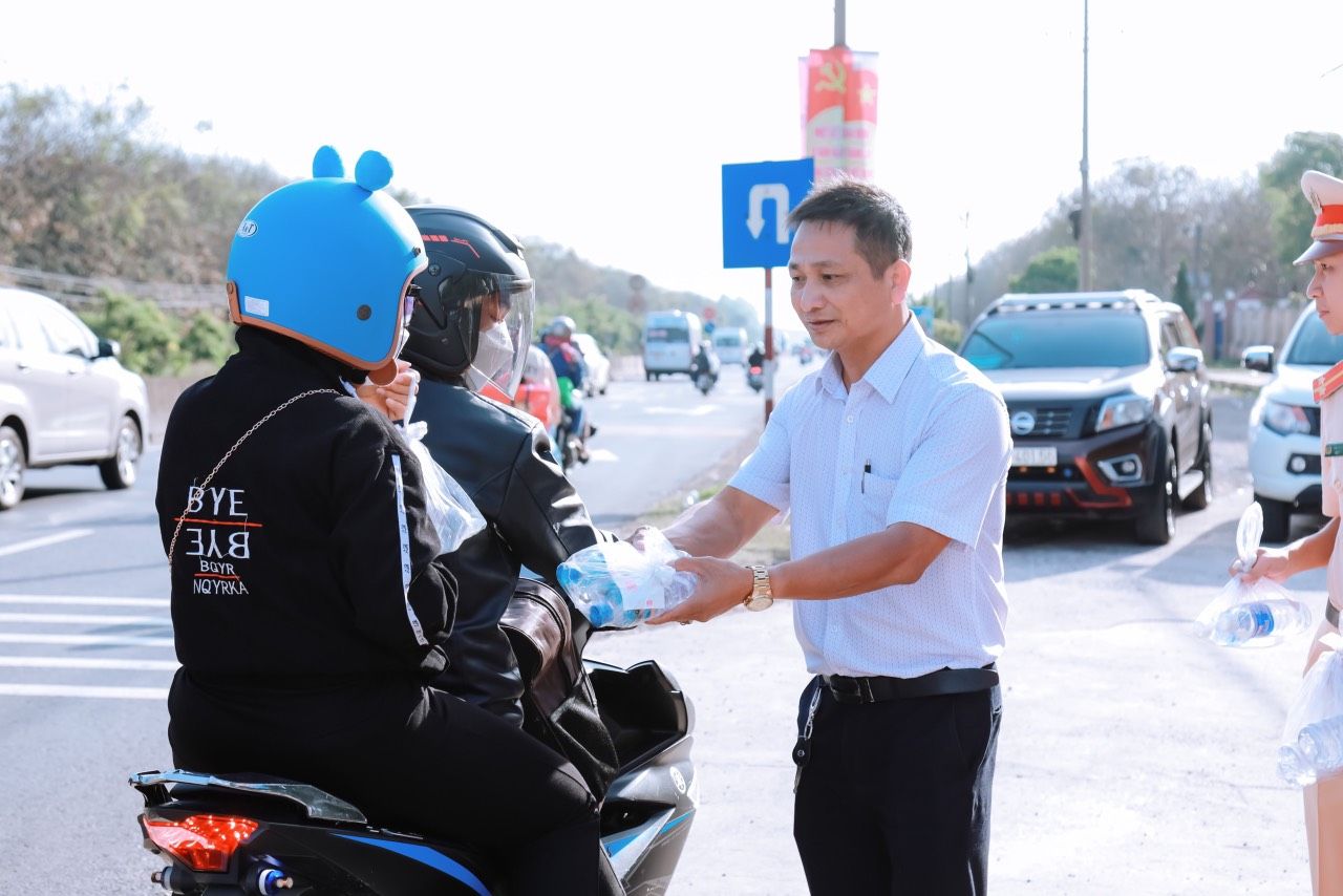 Đồng Nai: Trạm CSGT Suối Tre phát nước miễn phí cho người dân về quê ăn Tết