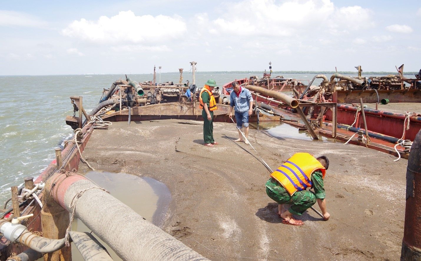 Đội đặc nhiệm, phòng PCMT&TP phối hợp Đồn Biên phòng Long Hòa vừa bắt giữ 02 phương tiện khai thác cát trái phép trên vùng biển Cần Giờ.