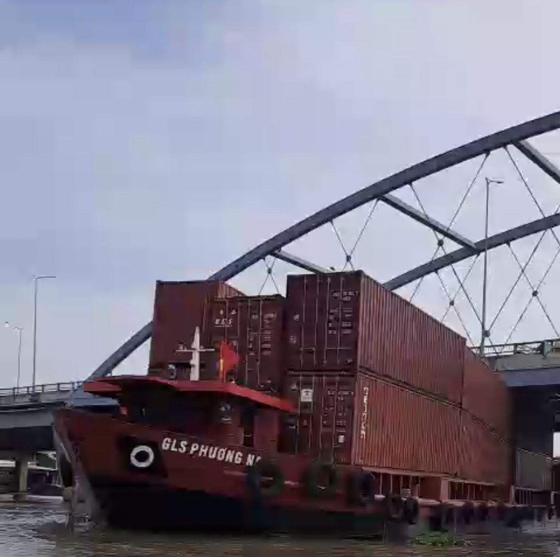 Vĩnh Long: Sà lan chở 27 container bị kẹt cứng dưới gầm cầu