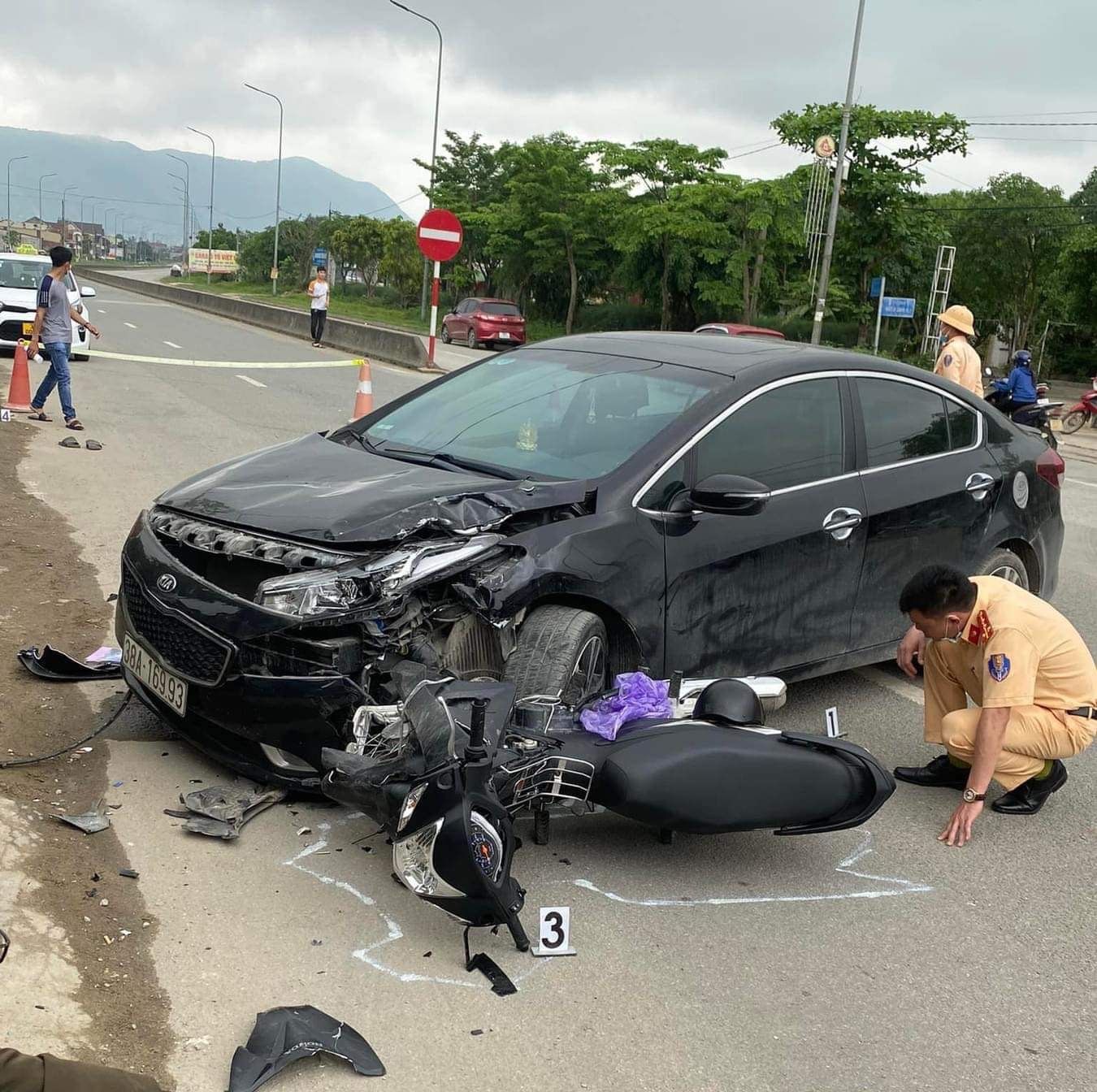 Hà Tĩnh: Va chạm giữa xe ô tô và xe máy làm một người tử vong, một người bị thương nặng