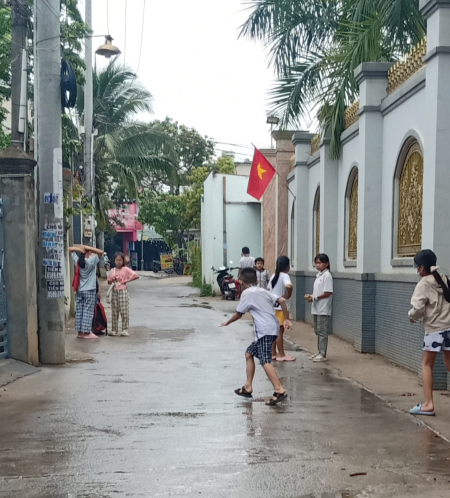 Đồng Nai: Học sinh chơi ngoài đường hẽm, gây khó khăn cho các phương tiện khi ra vào