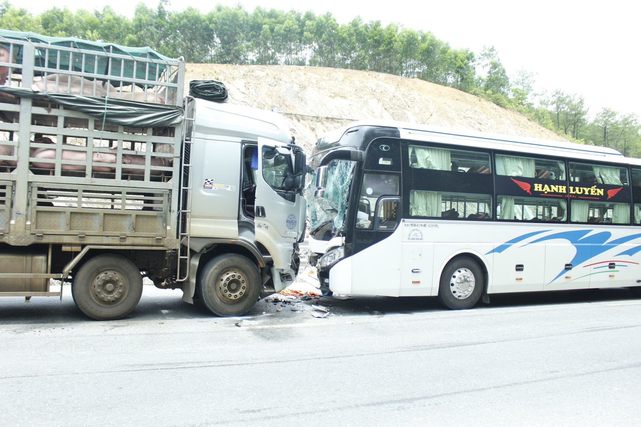 Thừa Thiên Huế: Xe khách đối đầu xe tải, 4 người bị thương
