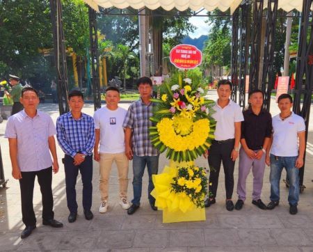 CLB Tennis Báo chí Nghệ An dâng hương tưởng niệm các anh hùng liệt sĩ nhân ngày 27/7, kết hợp khánh thành cầu dân sinh