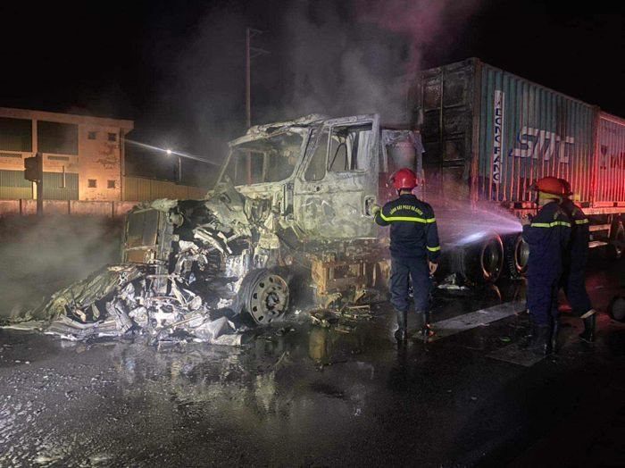 Hà Tĩnh: Va chạm giao thông nghiêm trọng khiến ca bin xe đầu kéo bị cháy rụi, làm một người tử vong.