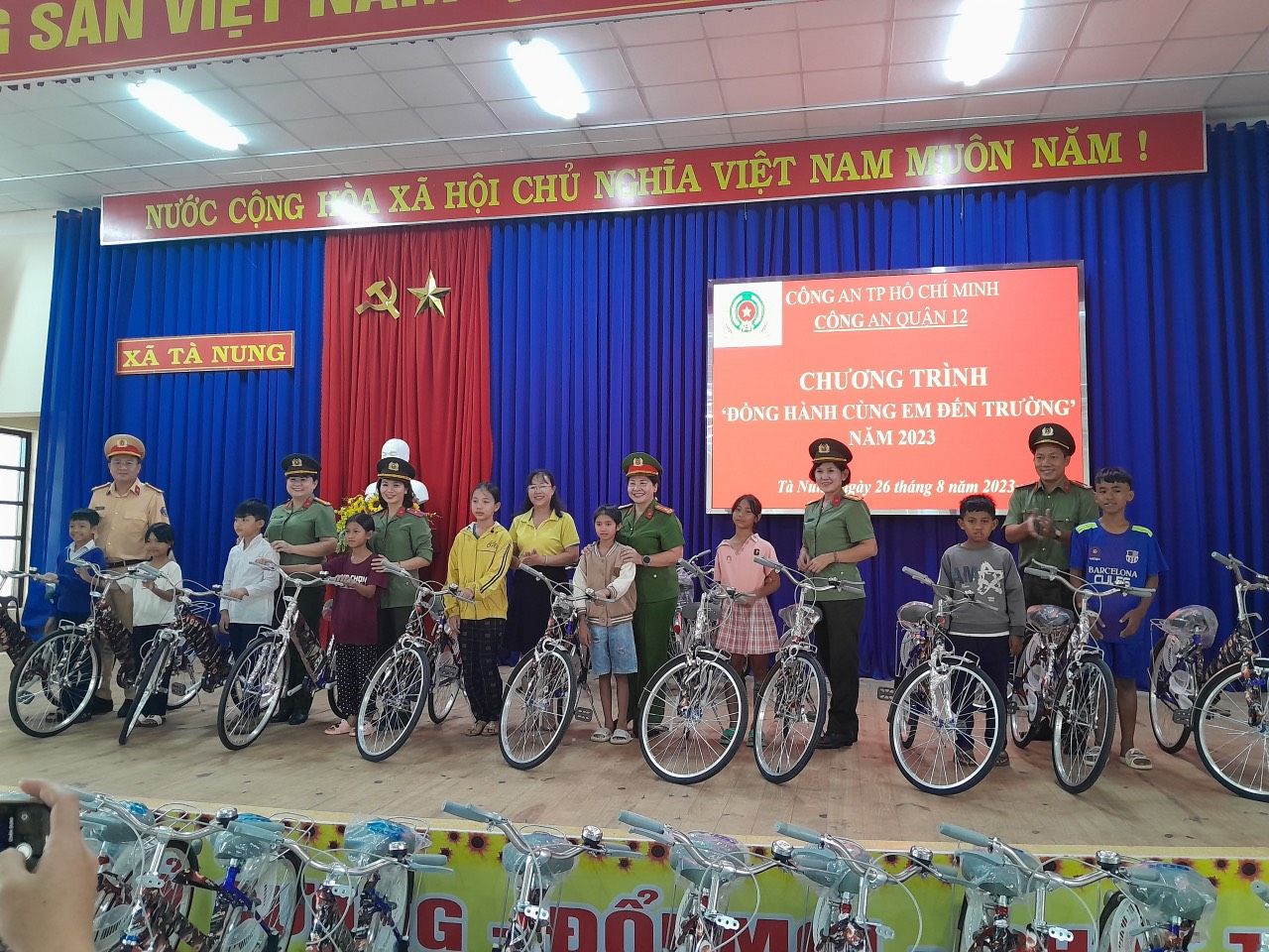 Công an TP HCM trao tặng 30 xe đạp cho học sinh nghèo xã Tà Nung