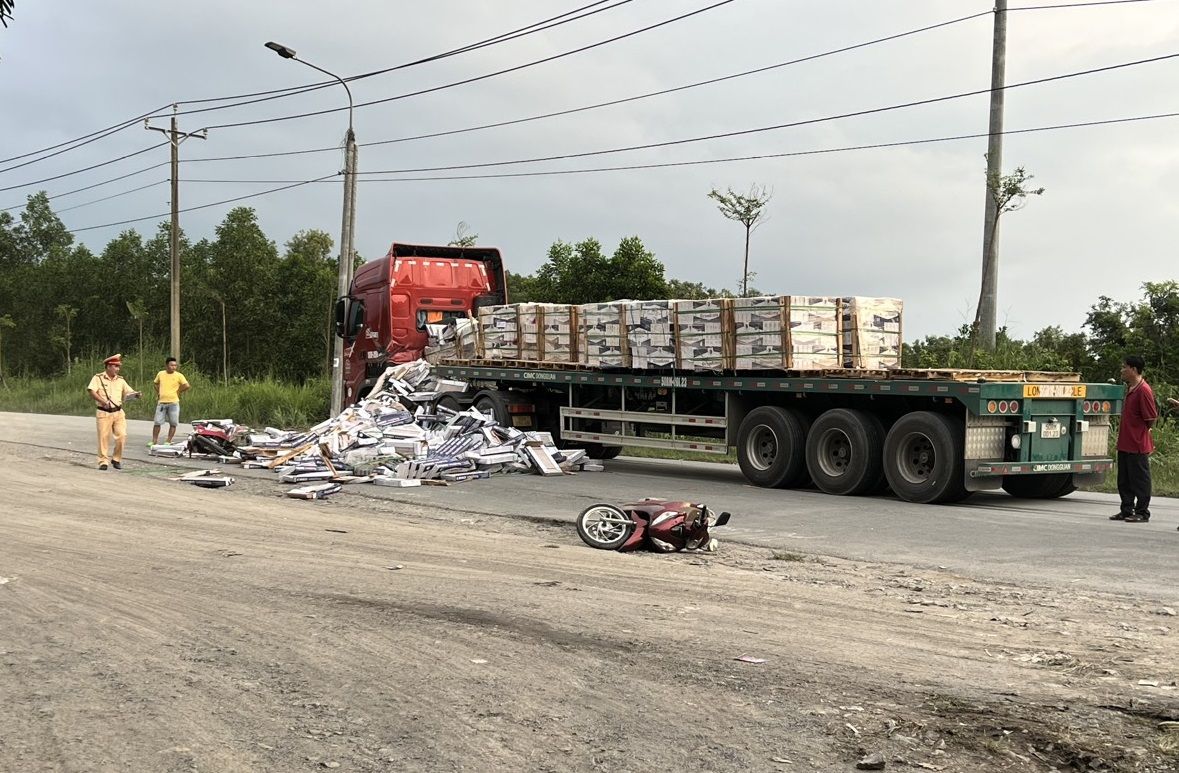 Đồng Nai: Xe container đầu kéo chở gạch men rơi xuống đường gây tai nạn